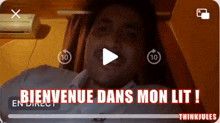 a video of a man with the words bienvenue dans mon lit at the top