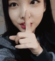트와이스 나연 조용히 쉿 쉬잇 비밀 GIF - Nayeon Twice Shh GIFs