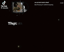 a black background with yellow text that says thực ra anh đang nhớ em hay chỉ nhớ một cảm giác ?