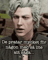 a man with gray hair is looking at the camera with a caption that says de pratar mycket for någon med så lite att saga