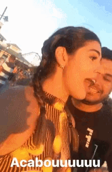 a woman is kissing a man on the cheek and the caption says " acabouuuuu "