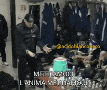 a group of people in a locker room with the words mettiamoci l'anima mettiamoci below them