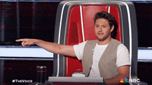 Pointing To The Side Niall Horan GIF - Pointing To The Side Niall Horan The Voice GIFs