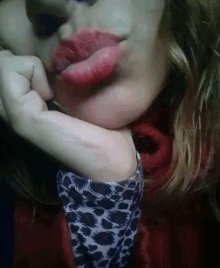 Selfie Woman GIF - Selfie Woman Kiss GIFs