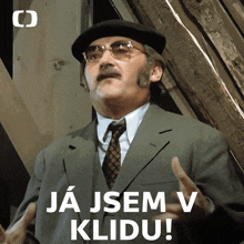 a man with glasses and a hat says ja jsem v klimu