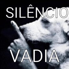 a picture of a dog with a finger on its mouth and the words silencio vadia below it