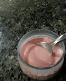 iogurte dripping spoon