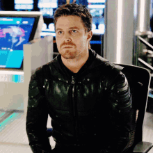 Stephen Amell Oliver Queen GIF - Stephen Amell Oliver Queen Not Sure GIFs
