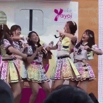 Charaline Kaew Bnk48 GIF - Charaline Kaew Bnk48 Noey Bnk48 GIFs