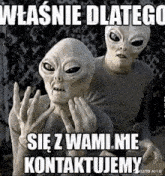 a picture of two aliens with a caption in a foreign language