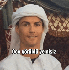 a man wearing a white head scarf with a caption that says " ooo gördü yemişiz "