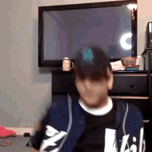 a man wearing a hat and a shirt that has the letter l on it