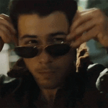Putting My Shades On Alex GIF - Putting My Shades On Alex Jumanji Welcome To The Jungle GIFs