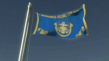 a blue and yellow flag with the words mornarica vojske crne on it