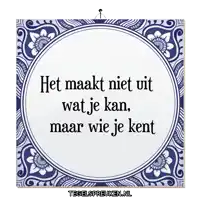a blue and white tile with the words het maakt niet uit wat je kan maar wie je kent on it