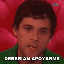 a man in a green shirt with the words deberian apoyarme below him