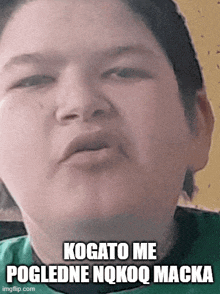 a close up of a person 's face with the words kogato me pogledne nokoq macka