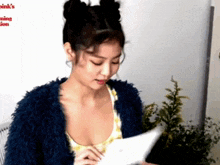 Jennie Smile Jennie Reading GIF - Jennie Smile Jennie Reading Blackpink GIFs