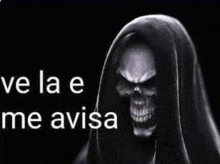 a grim reaper with a hood on his head and the words `` ve la e me avisa '' written above him .