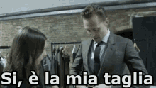 Tom Hiddleston Giacca Provare Vestiti Taglia GIF