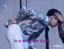 a man 's butt is being touched by someone and the words lo q se come darla are displayed