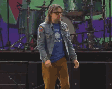 Rivers Cuomo Weezer GIF - Rivers Cuomo Weezer Clapping GIFs