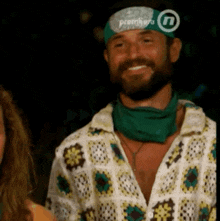 a man with a green headband that says premiera on it