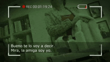 a recording of a woman in a room with the words bueno te lo voy a decir mira la amiga soy yo at the bottom
