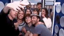 Intentando Hacer Un Selfie GIF - Operacion Triunfo Ot Selfie GIFs