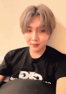 a man wearing a black t-shirt with the letters cic on it