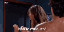a man and a woman are standing next to each other and the woman is saying " não te estiques "