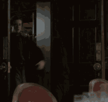 Joseph Quinn Arthur Havisham GIF - Joseph Quinn Arthur Havisham Im Here GIFs