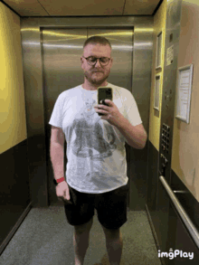 Cute Elevator GIF - Cute Elevator Mirror Selfie GIFs