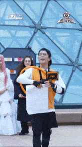 a man is holding a hula hoop in front of a building with the words dong tay on the bottom