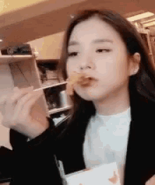 Loona Heejin GIF - Loona Heejin Eating GIFs