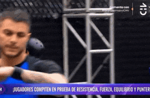 a blurry picture of a man with the words jugadores compten en prueba de resistencia fuerza equilibrio y punter