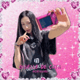 a girl taking a selfie with a pink camera and the name gisellede cata