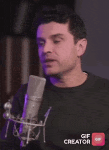 a man is talking into a microphone with the words que a los ricos hay que matarlos a todos