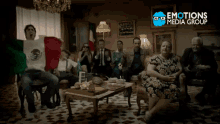 Toda La Familia Reunida Delante Del Televisor GIF - Television Televisor Familia GIFs