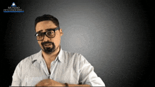 a man wearing glasses and a white shirt with the words mundo desconocido on the bottom