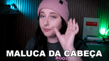 a woman wearing a beanie and a t-shirt that says maluca da cabeça