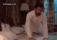 Lion On The Bed.Gif GIF - Lion On The Bed Haseena Dilruba Vikrant Massey GIFs
