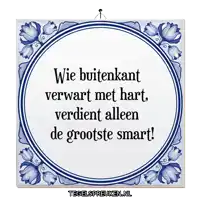 a blue and white tile that says wie buitenkant verwart met hart