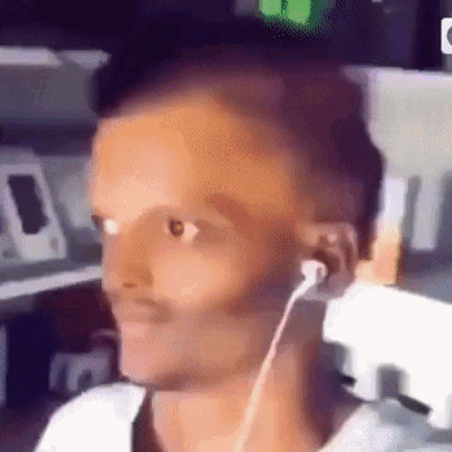 Earphones Spinning GIF Earphones Spinning Indian Discover Share GIFs