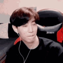 Pianistchenle Got7mark Tuan Yien Trying Not To Laugh GIF - Pianistchenle Got7mark Tuan Yien Trying Not To Laugh GIFs