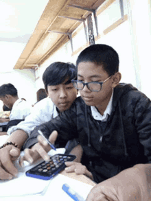 Khun Si Phone GIF - Khun Si Phone Classmates GIFs