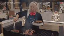 asando carne luisa albinoni master chef argentina asando en la parrilla directamente de la parrilla