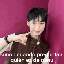 a picture of a young man with a purple background and the words sunoo cuando preguntan quien es de nanu