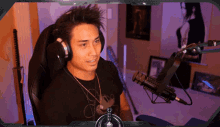 scratching itchy rub anthony kongphan twitch tv