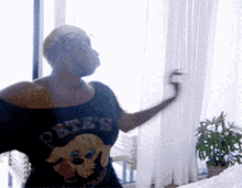a woman wearing a black shirt that says pete 's